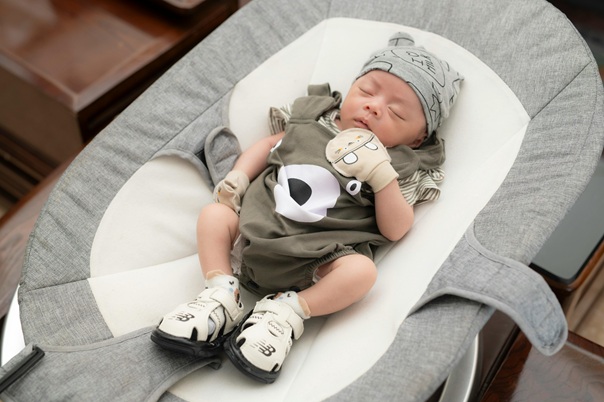 아기가 바운서 위에서 자고 있다.