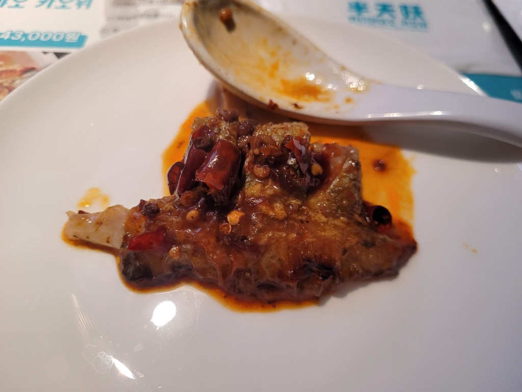 마라 양념이 배어 있는 카오위 생선살