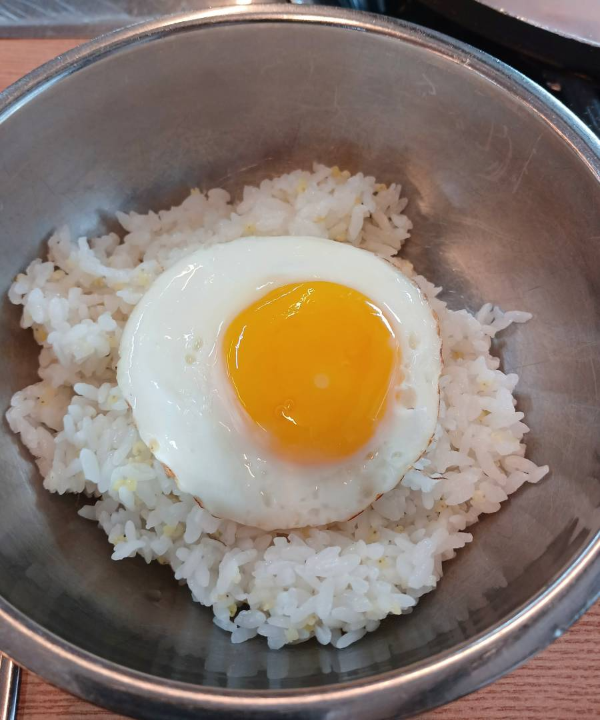 밥 위에 계란후라이 올리다