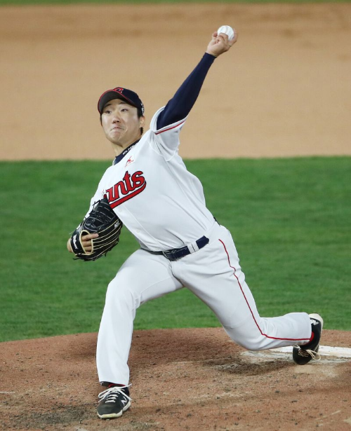 야구 경기에서 투수가 공을 던지는 모습