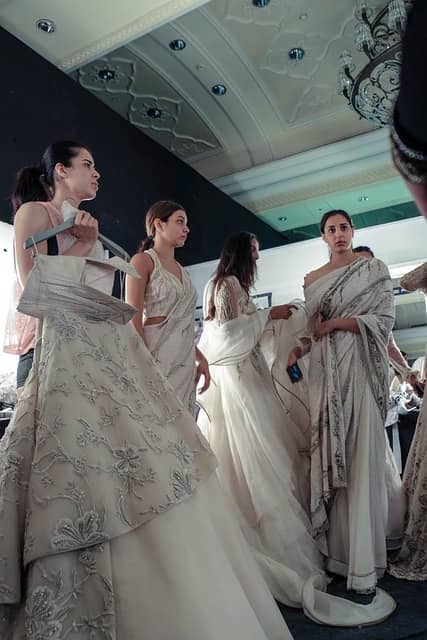 인간 마네킹 - 패션 브랜드에서 실제 옷을 입고 핏을 테스트하는 희귀 직업