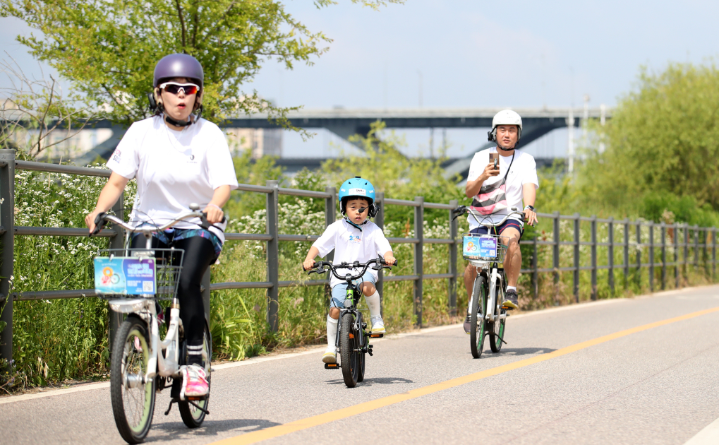 자전거를 타며 한강 축제를 즐기는 가족