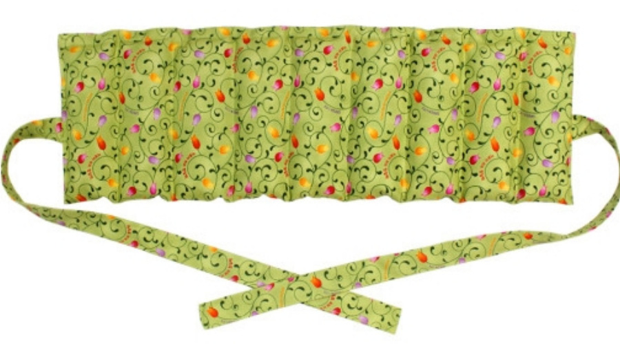 연두색 바탕에 알록 달록 무늬가 그려져 있는 끈이 달린 핫팩을 확대를 하여 찍은 사진