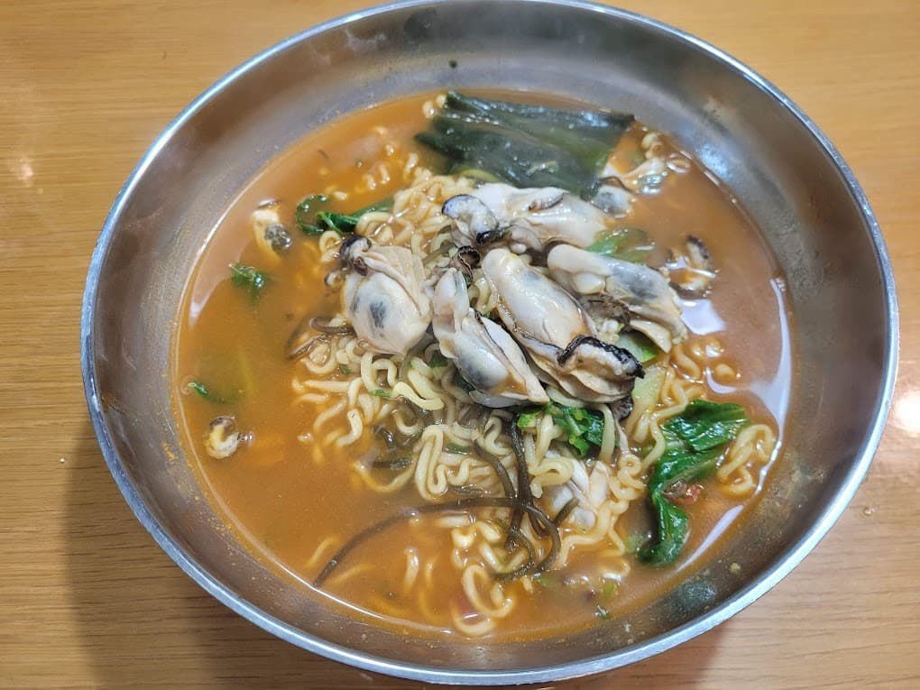굴과 라면으로 끓인 깔끔한 굴 라면 완성