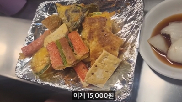 '바가지' 논란에 휩싸인 광장시장 전집이 10일간 영업정지 처분을 받았다. [사진=유튜브 채널 '희철리즘']