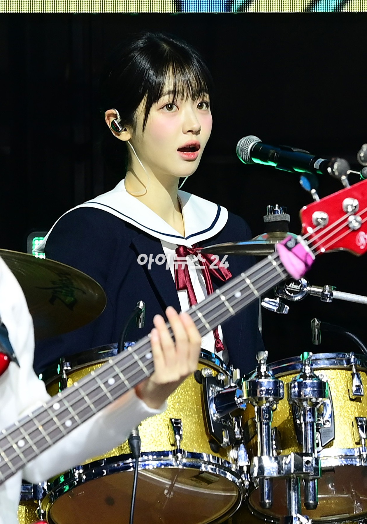 걸밴드 QWER 쵸단이 1일 오전 서울 마포구 신촌 원더로크홀에서 열린 QWER(큐더블유이알) 미니 1집 &#39;마니또(MANITO)&#39; 쇼케이스에서 타이틀곡 &#39;고민 중독&#39; 무대를 선보이고 있다. [사진=정소희 기자]