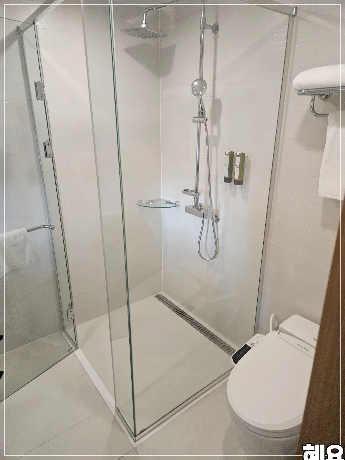 화장실-내부-샤워실과-변기