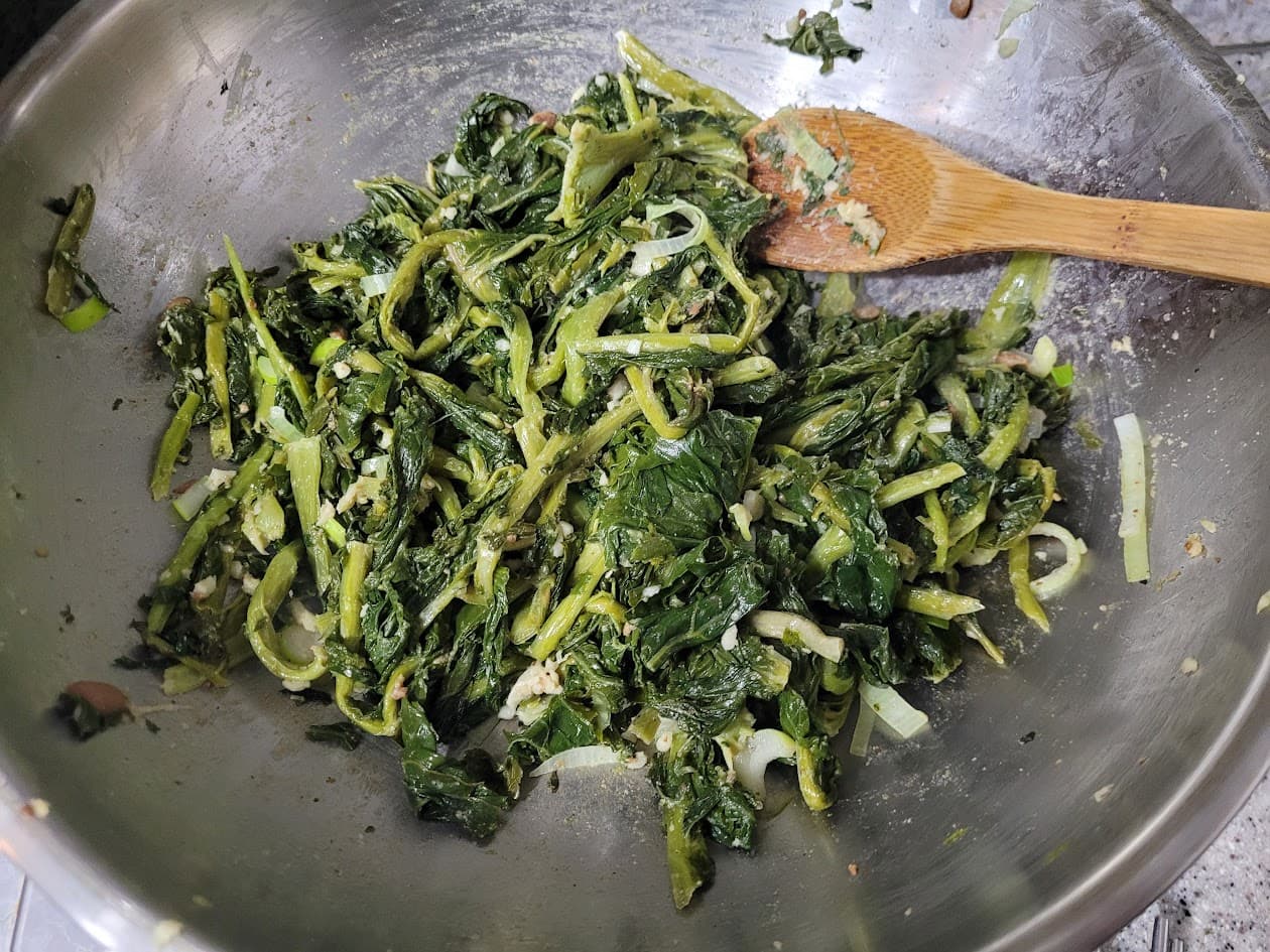 시래기를 팬에 볶는 중