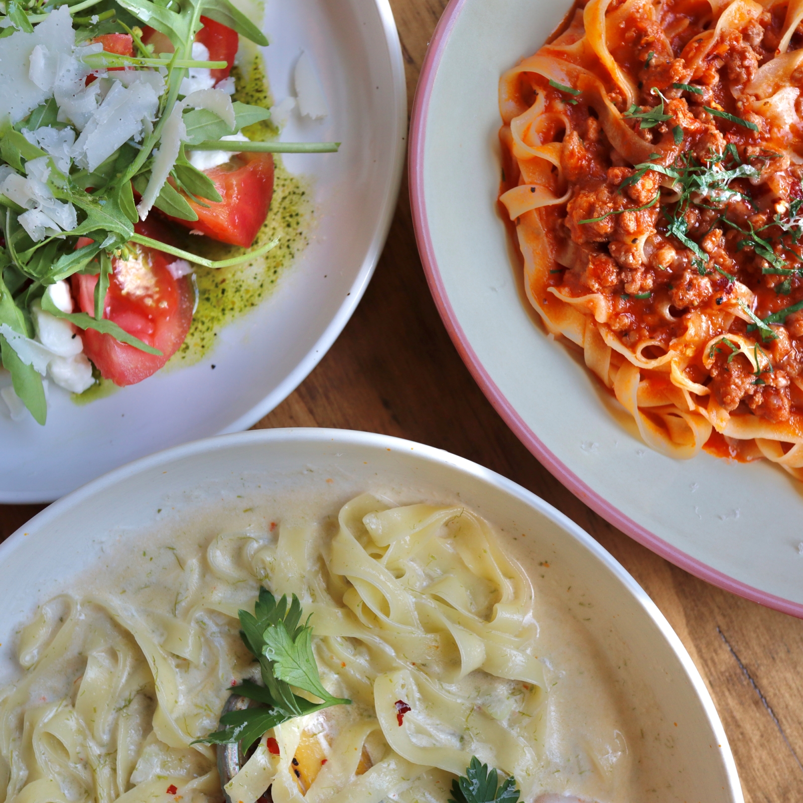 샐러드와 파스타 2종의 삼위일체