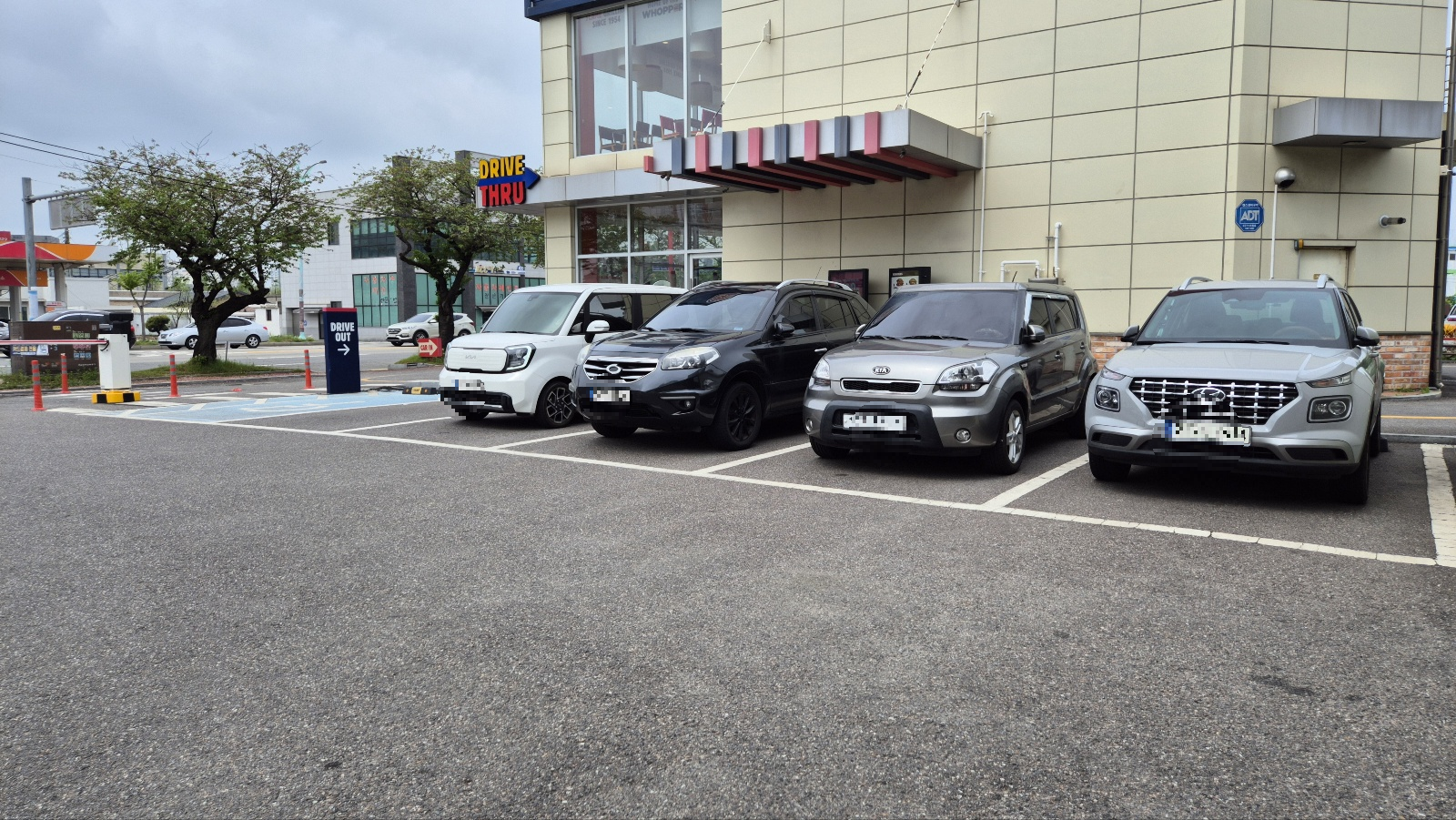 드라이브쓰루와 주차장