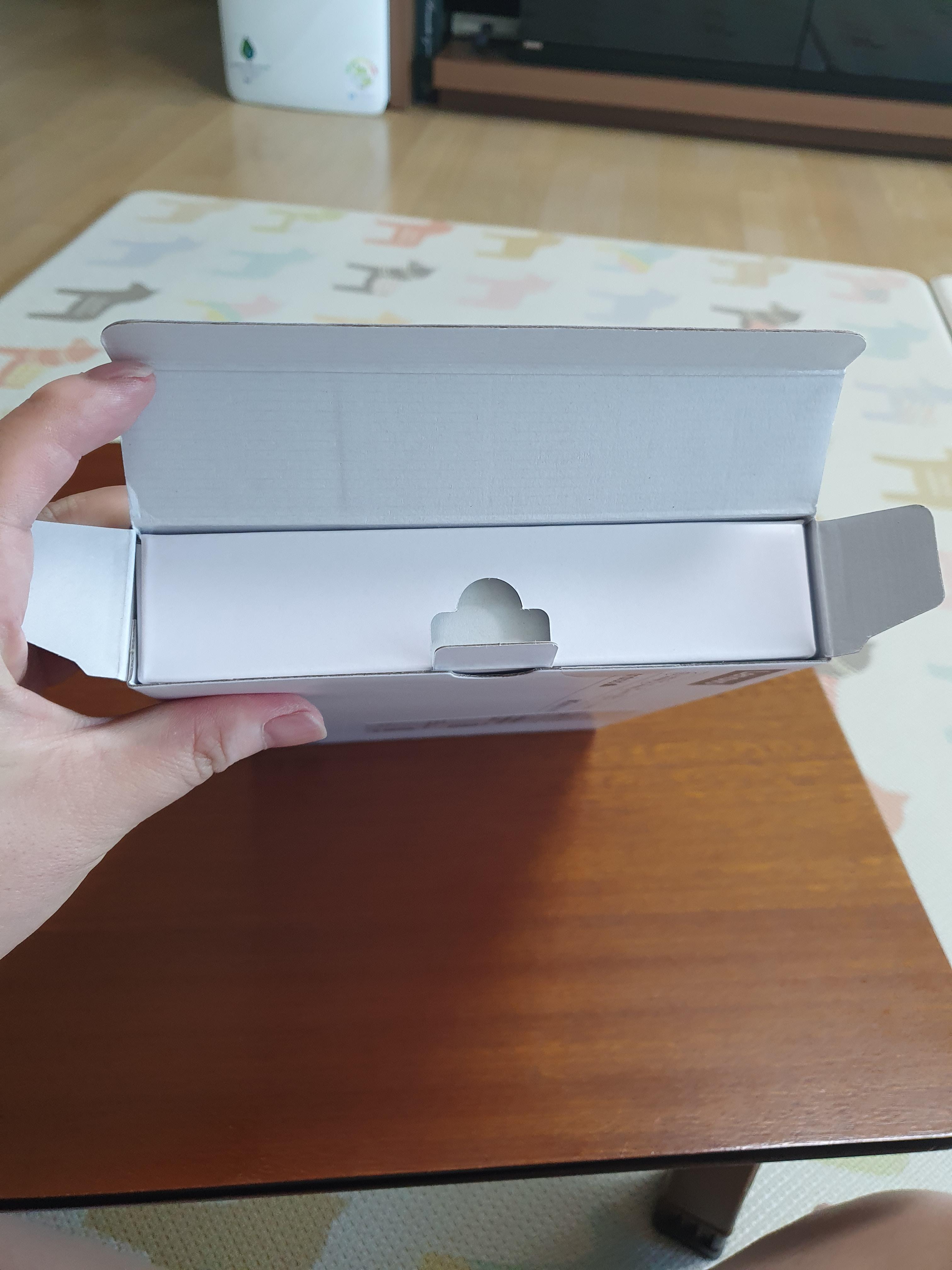 레노버P12 박스 열고 팁이 있어서 잡아 당기면 탭이 나옴