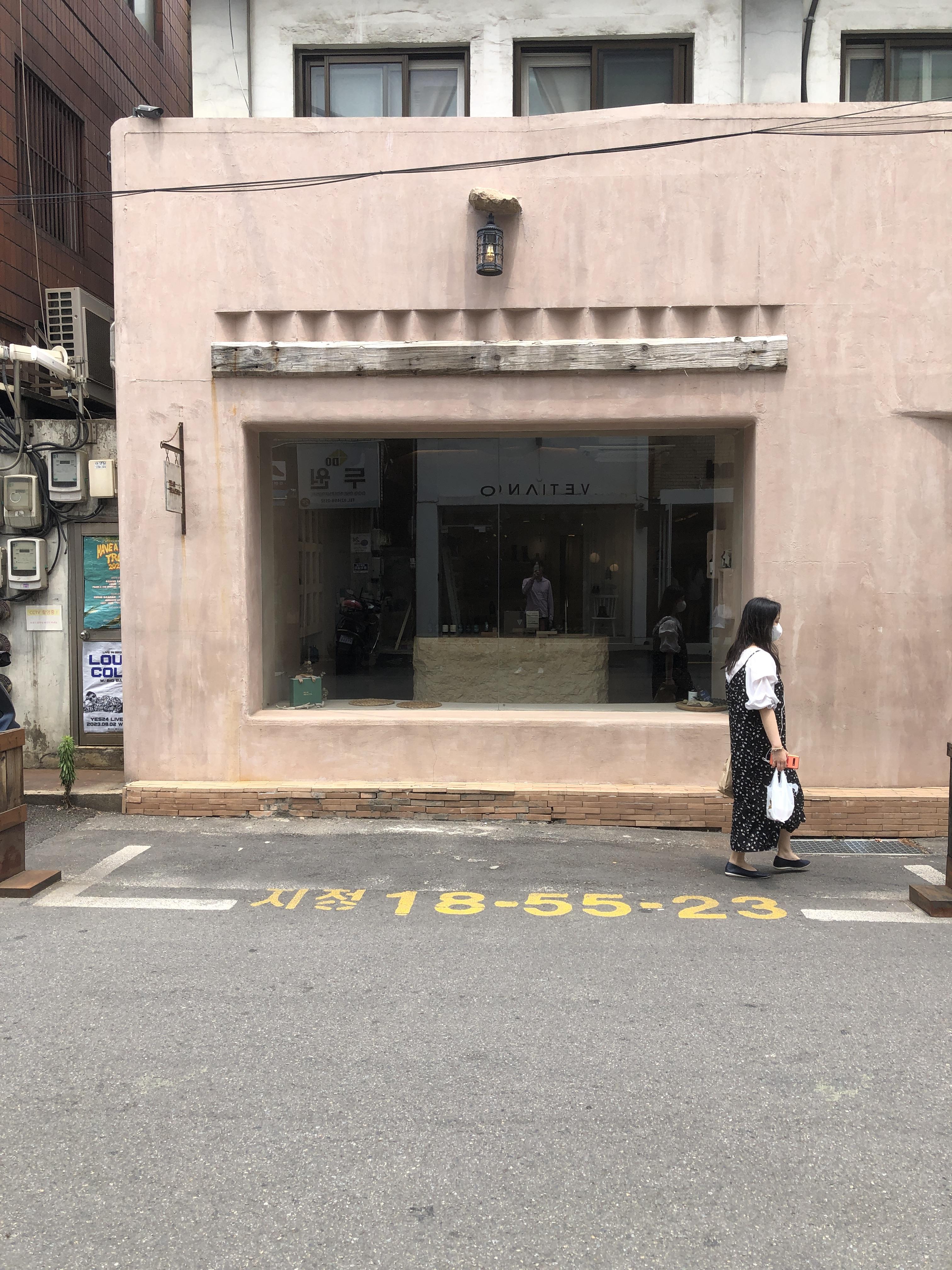 성수역 4번 출구 '연무장길' 산책: 중국 MZ 세대도 반한 성수동 레트로 감성