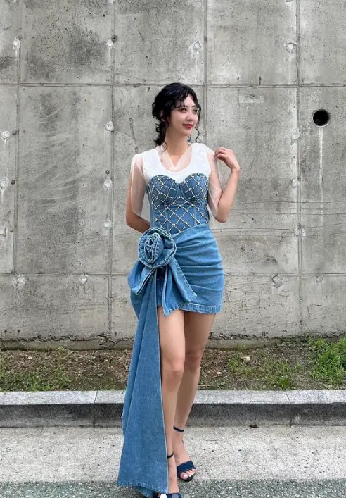 현역가왕- 청소재 민소매 미니 원피스를 입고 옆을 보고 있는 강혜연