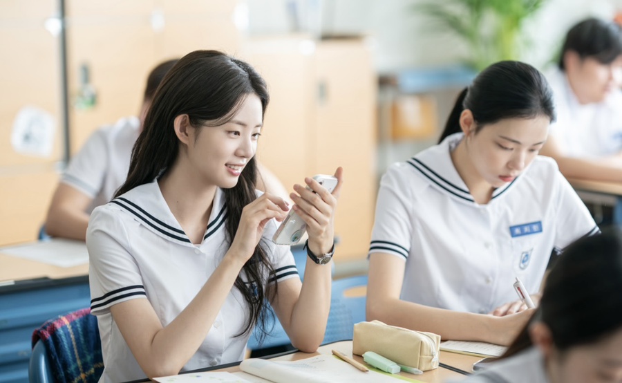 오세이사 : 교실 서로의 옆자리에 앉아 있는 서윤과 지민의 장면