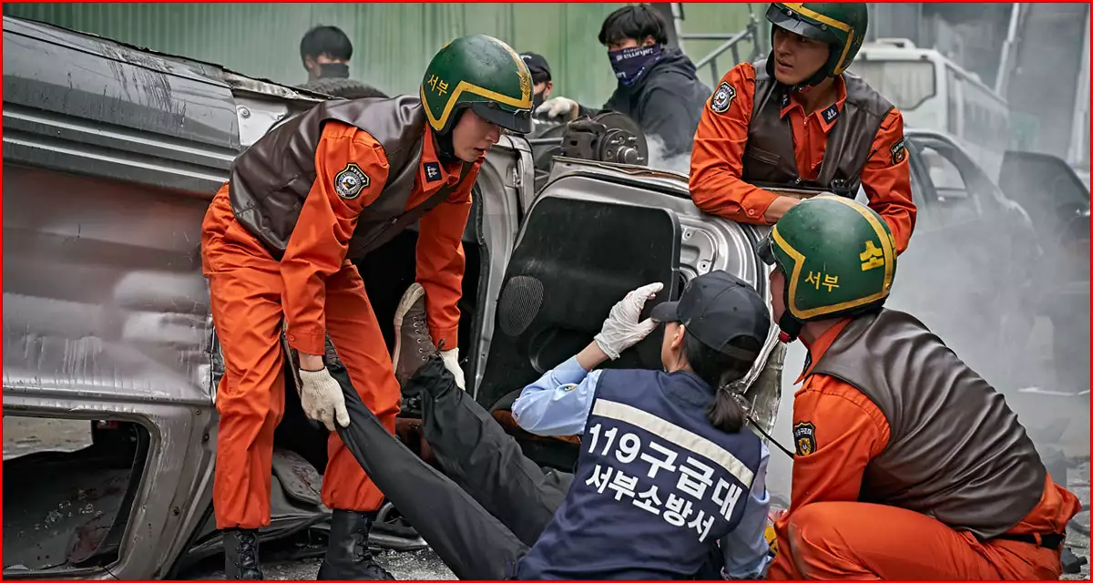 교통사고 현장의 소방관들