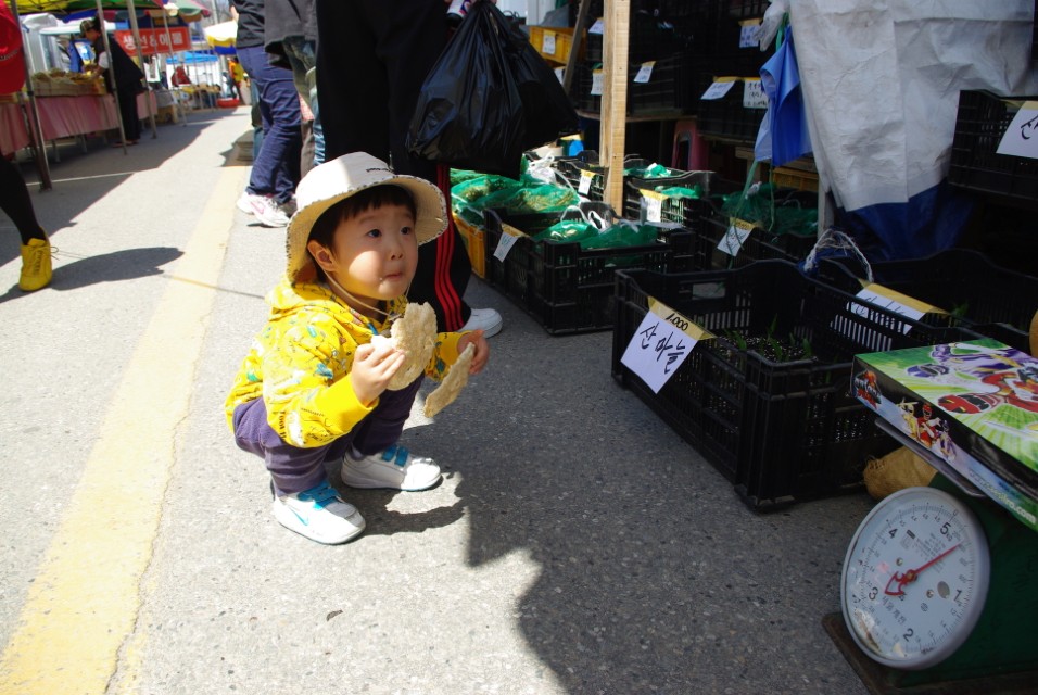 인제 장날 시장에서 간식을 먹는 아이 모습