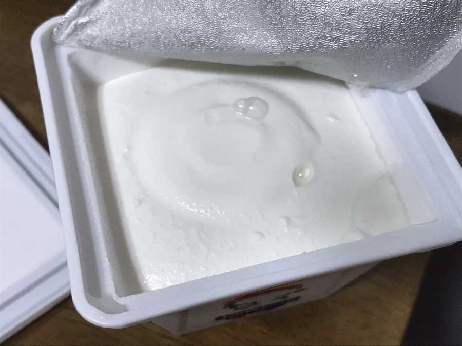 고트 치즈 표면입니다. 수분기가 있어 촉촉해보입니다.