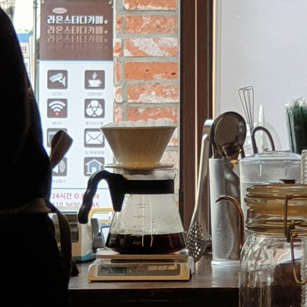 우든버러 전남대 카페: 광주 로스터리 카페에서 에스프레소 한 잔_핸드 드립 중