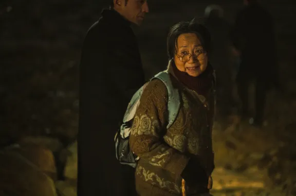 어디론가 가는 수나 할머니