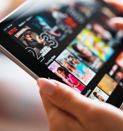 2025 OTT 요금 전쟁! 넷플릭스는 인상, 쿠팡은 무료, 네이버는 유지