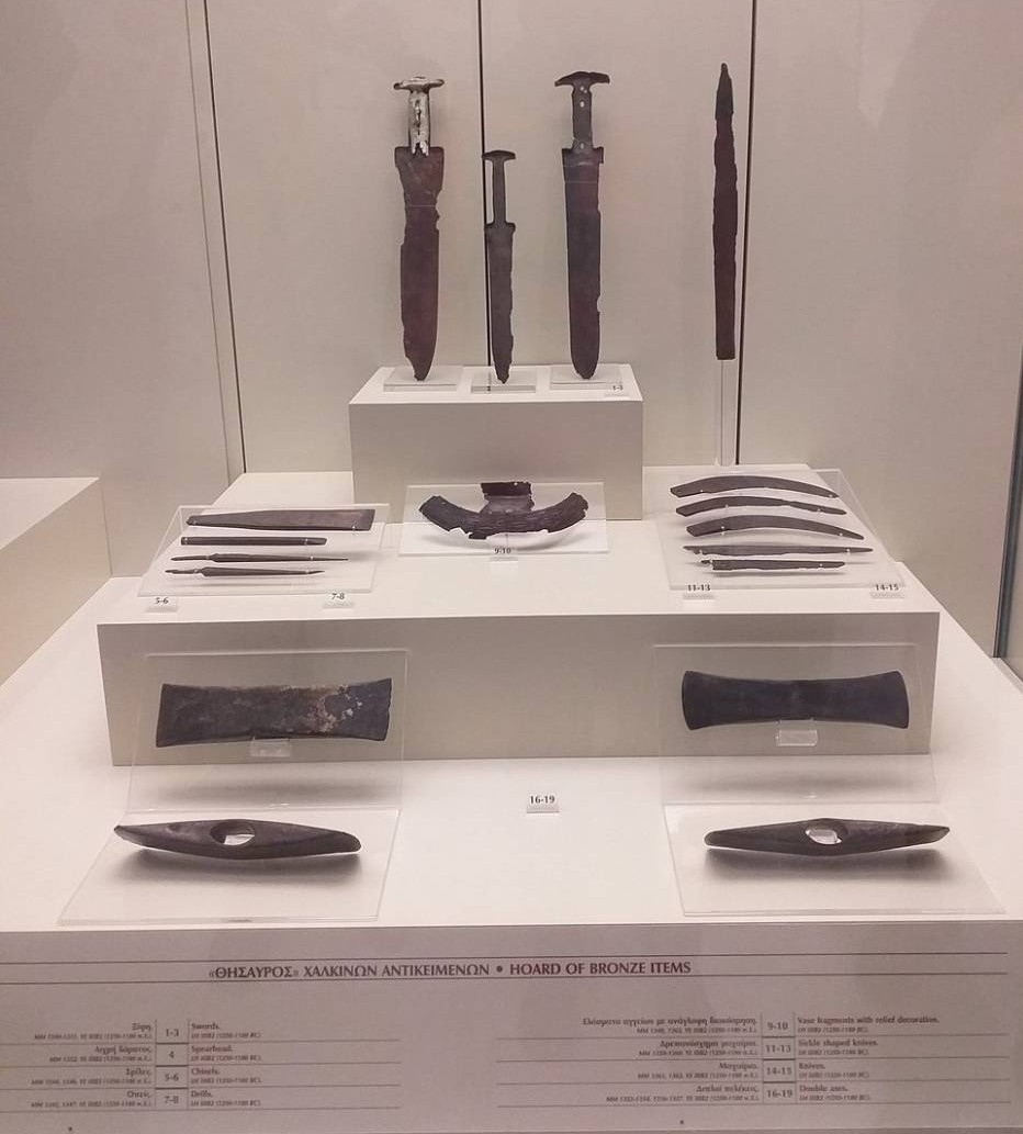 미케네 시대의 칼, 도끼, 송곳 등 다양한 청동 무기와 도구
