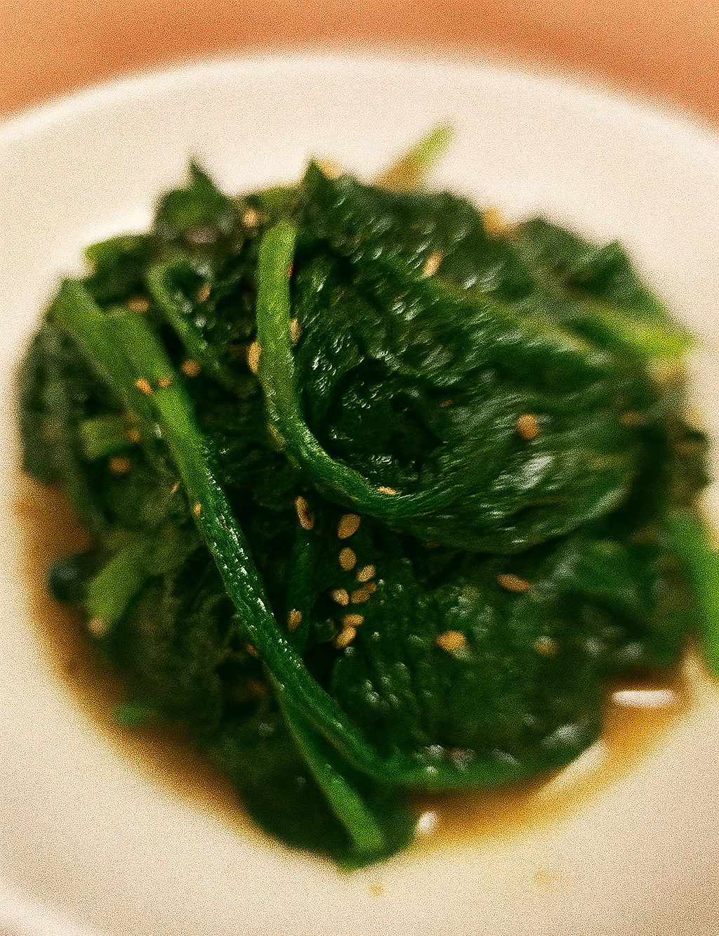 하얀색 접시 위에 있는 시금치 나물 무침