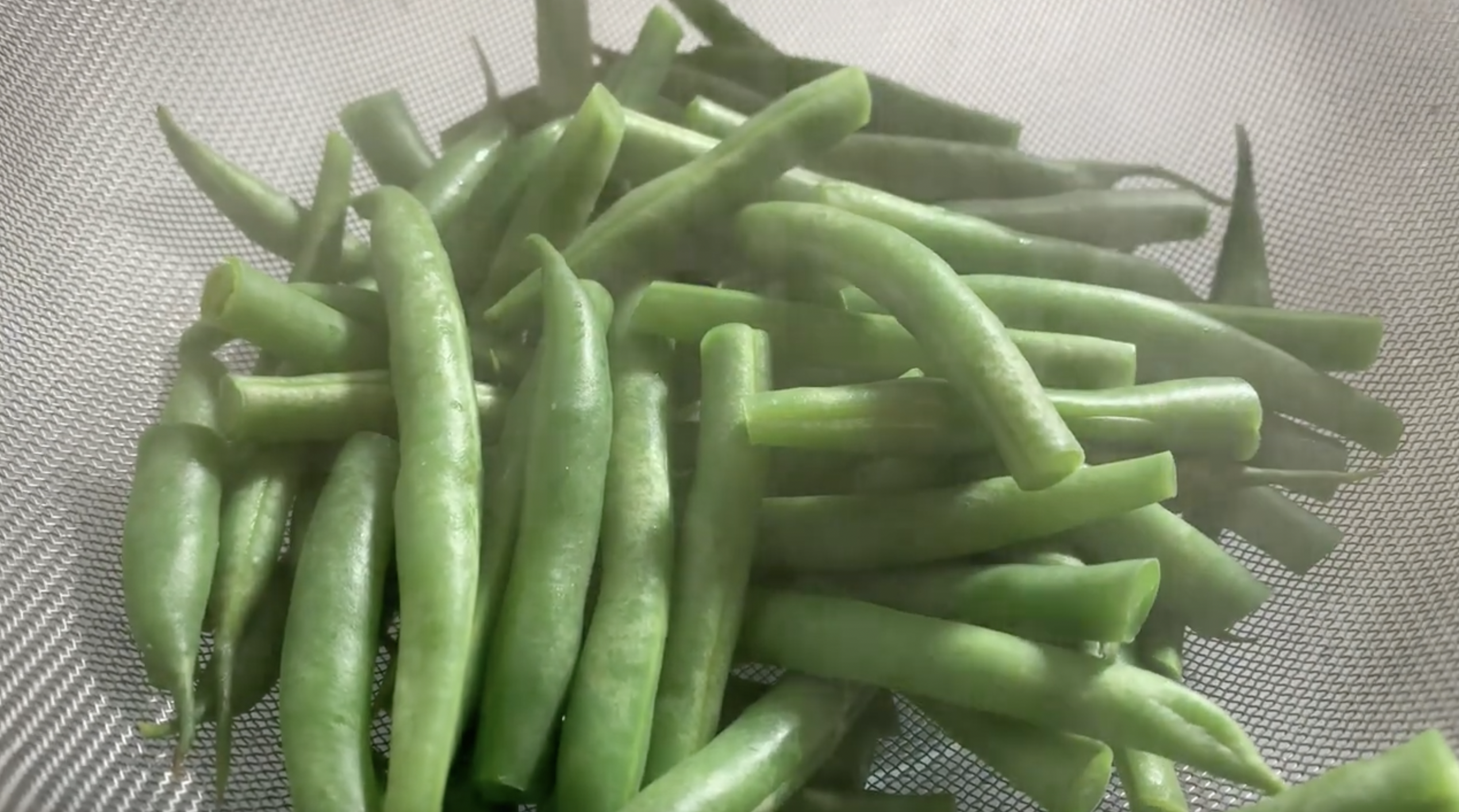 데친 그린빈을 건져놓고 식힌다