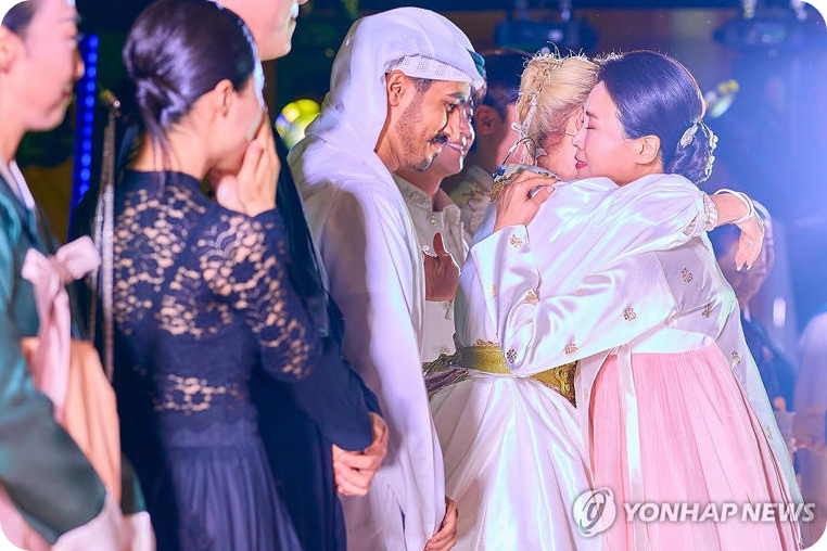 한복 차림 김혜경 여사, UAE에서 케이푸드 외교로 시선을 모으다. 포옹하는 김혜경 여사와 조수미 [사진=연합뉴스]