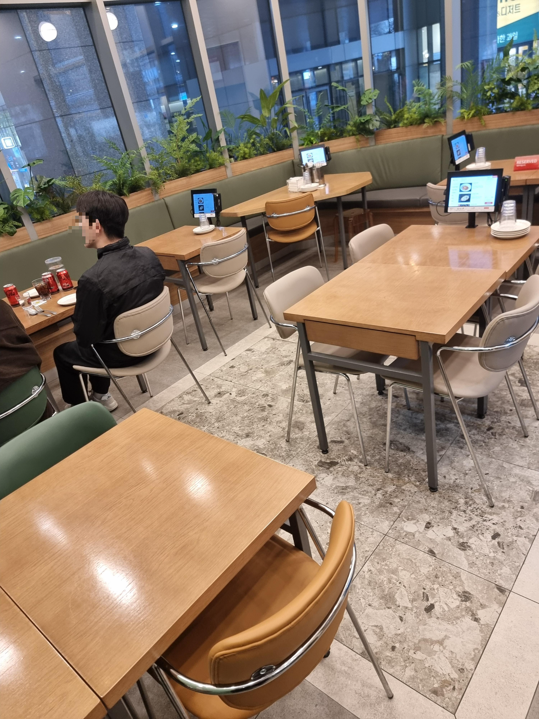 탭으로 메뉴를 하나하나 확인할 수 있어 편리한 시스템입니다.
