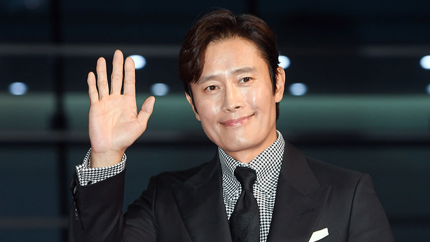 손을들고-인사하는-이병헌