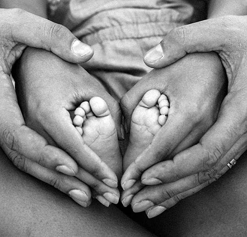 유아의-발과-엄마-아빠의-손을-올려둔-모습