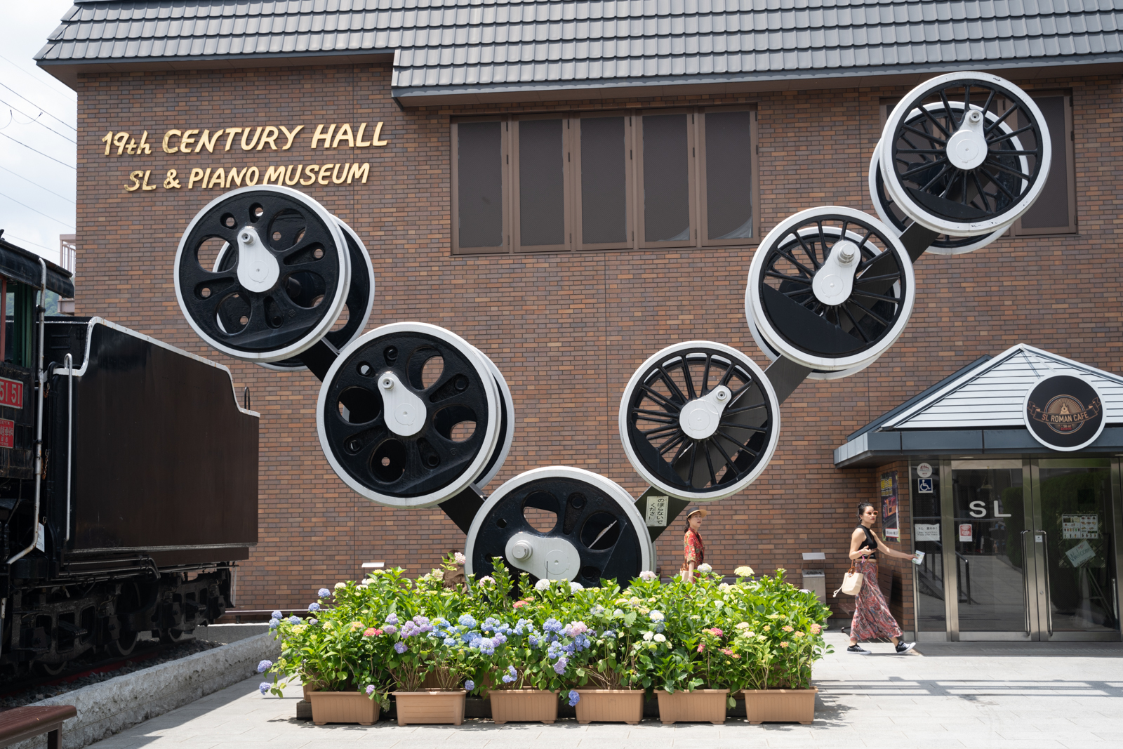 도롯코열차 구매소 밖 조형물