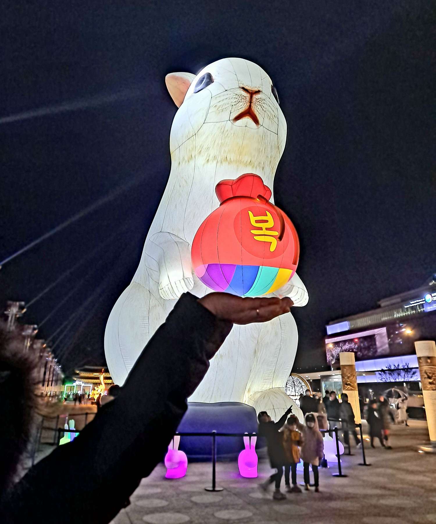 손으로 복주머니를 들다