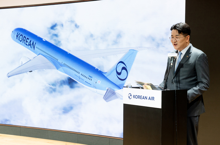 조원태 한진그룹 회장이 11일 대한항공의 새로운 CI를 발표하고 있다.