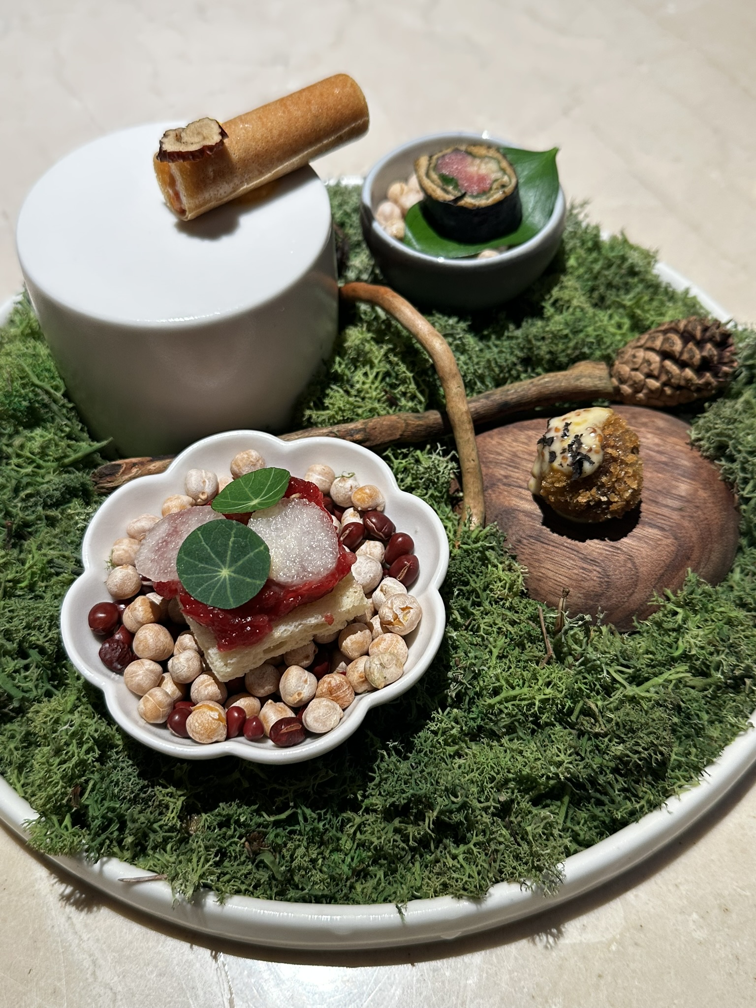 예쁘 접시에 멋지게 플레이팅 되어 있는 참치, 한우 육회, 한우 안심, 랍스터 한입 요리들