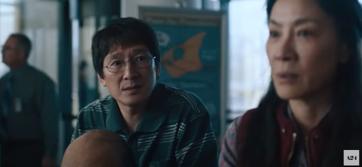 에블린을바라보고있는남편웨이먼