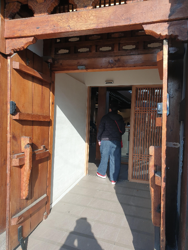 한옥의 대문을 그대로 살린 정문과 내부 문