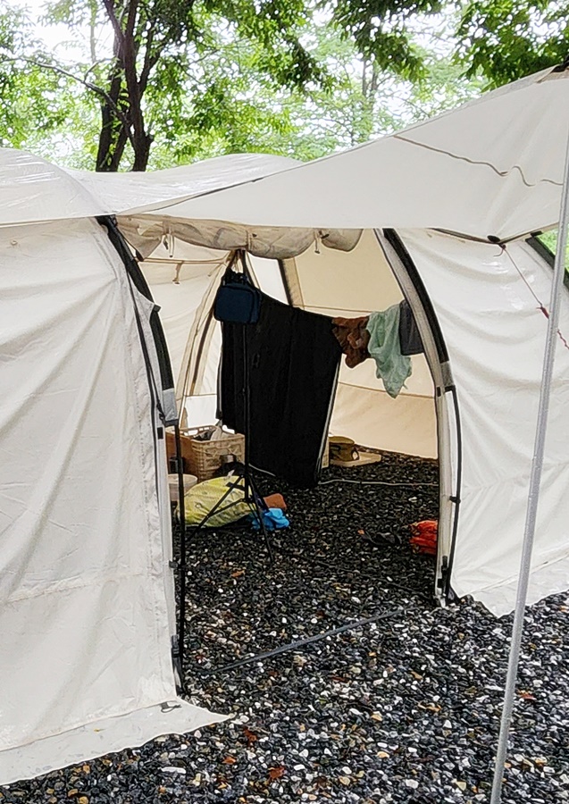 밖에 비가 내려 텐트 안쪽으로 빨랫줄을 걸어 우비나 젖은 옷을 말리는중
