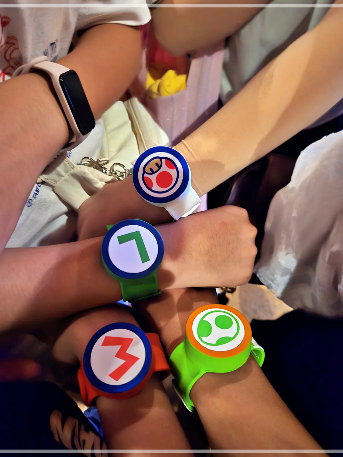 렌탈공룡-파워업밴드-손목에-차고-함께-찍은-사진