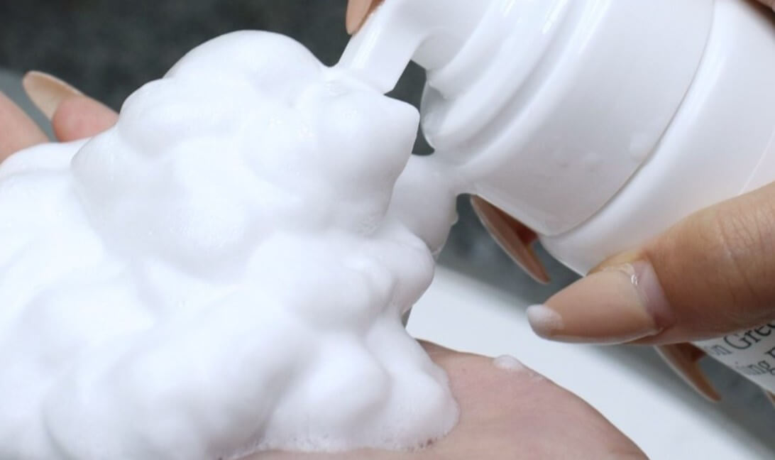 폼클렌징으로 거품내고 있는 모습