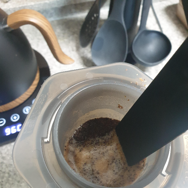 에어로프레스 안에 스틱으로 젓는 모습