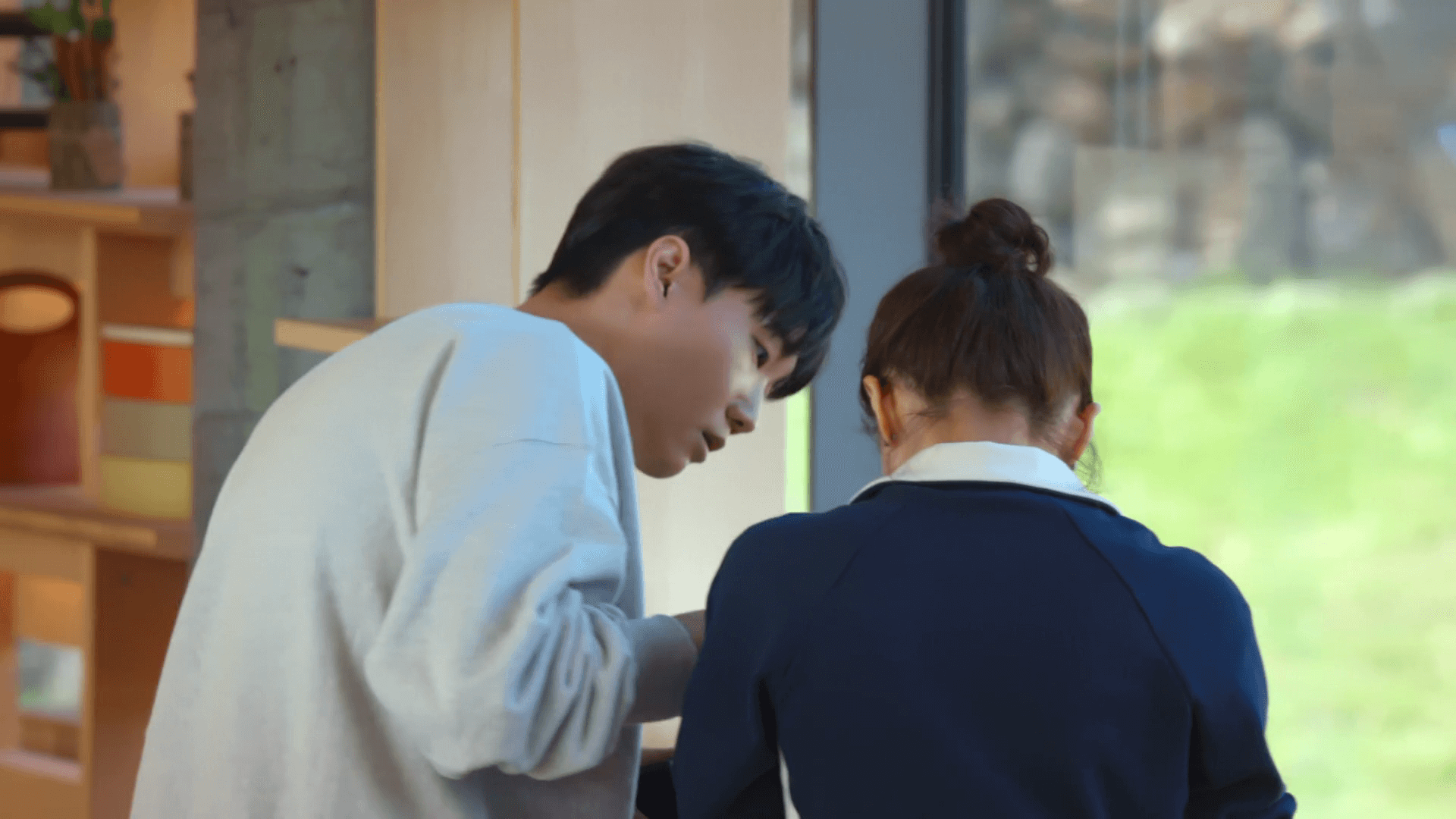 넷플릭스 - &quot;모태솔로지만 연애는 하고 싶어&quot; 8회 (손가락을 베인 지연을 챙겨주는 정목)