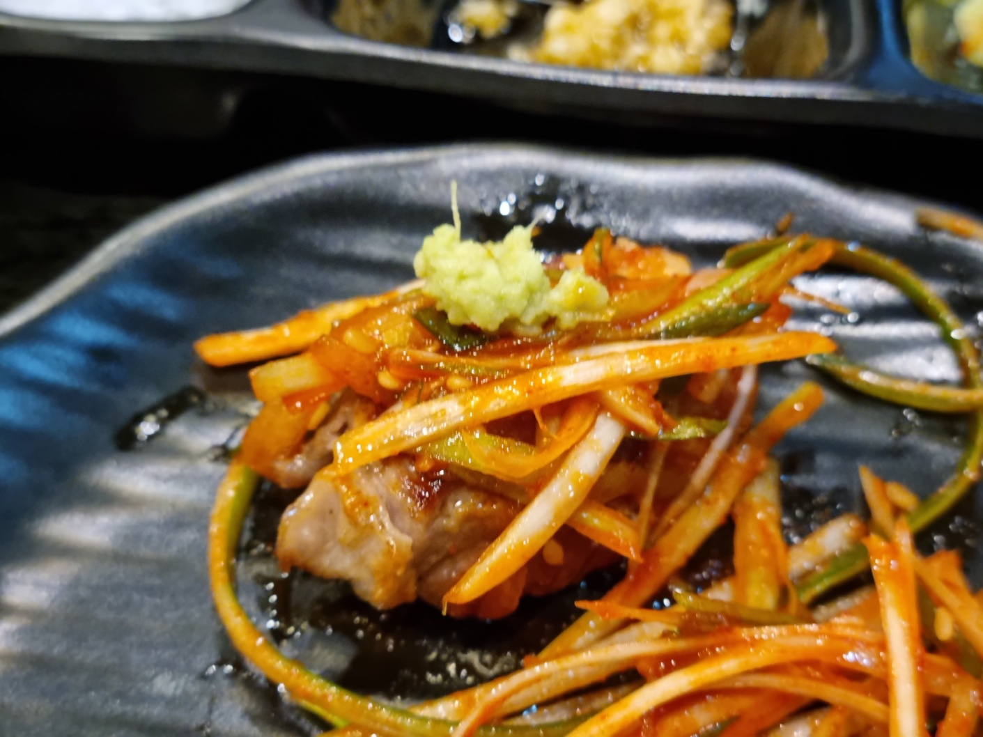 돈마오겹살 위에 파채,겨자 올린모습