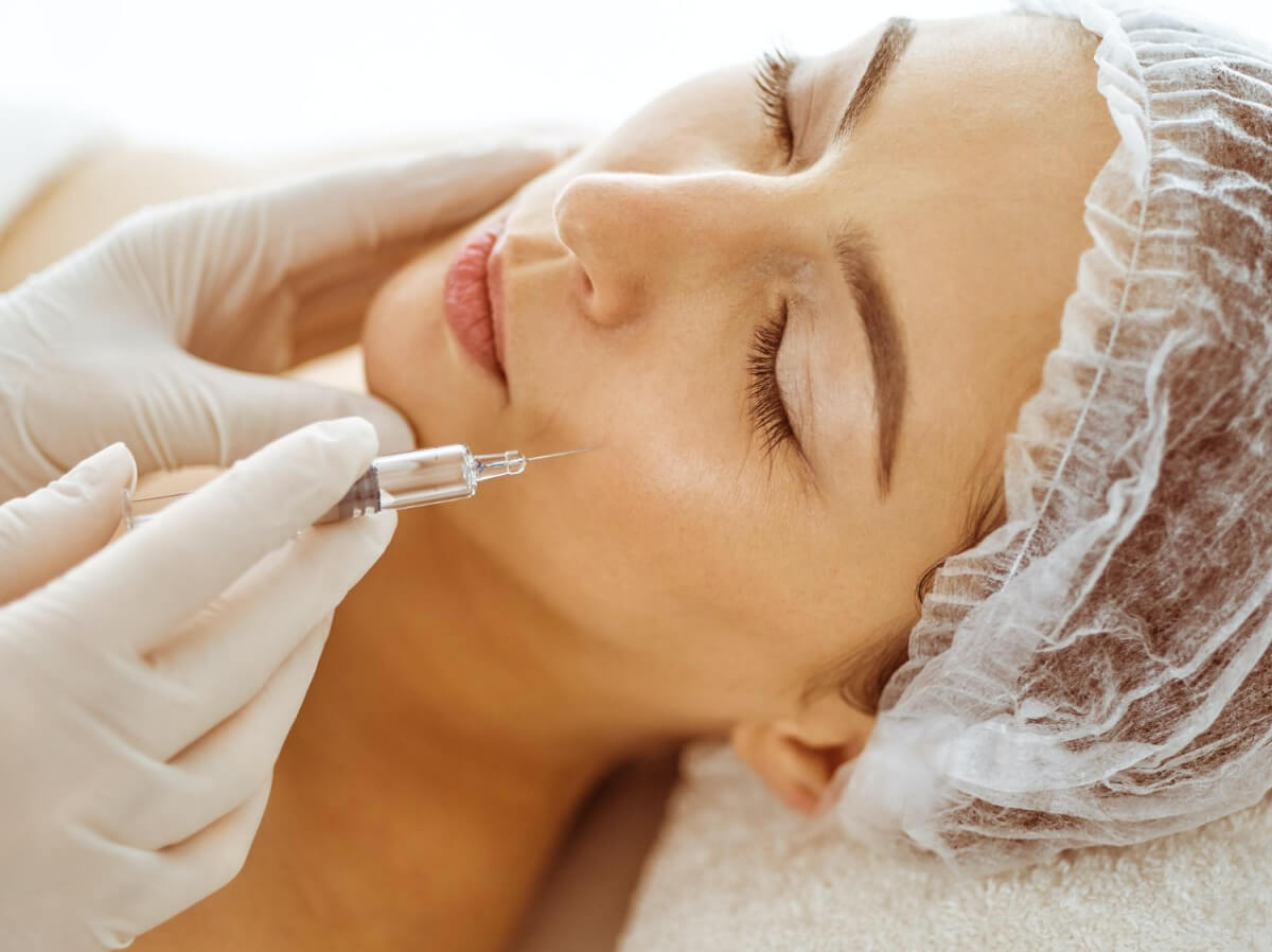 보톡스-시술을-받는-여성