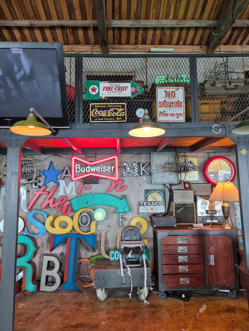 판타스틱버거 내부 레트로 인테리어 창고스타일