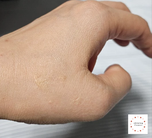 이니스프리 노세범 블러 프라이머-손등에 약간 펴발라 보는 중