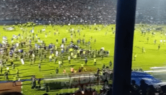 [속보] 인도네시아 축구 경기에서 폭동 발생...127명 사망 [Breaking] : Indonesia: 129 people killed after riot at football match