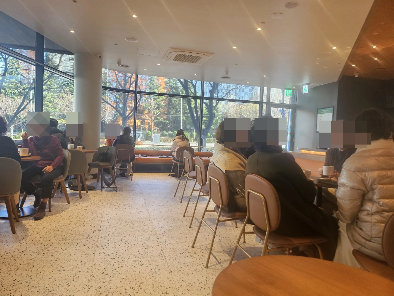 스타벅스거제DT점-1층좌석-이야기나누는사람