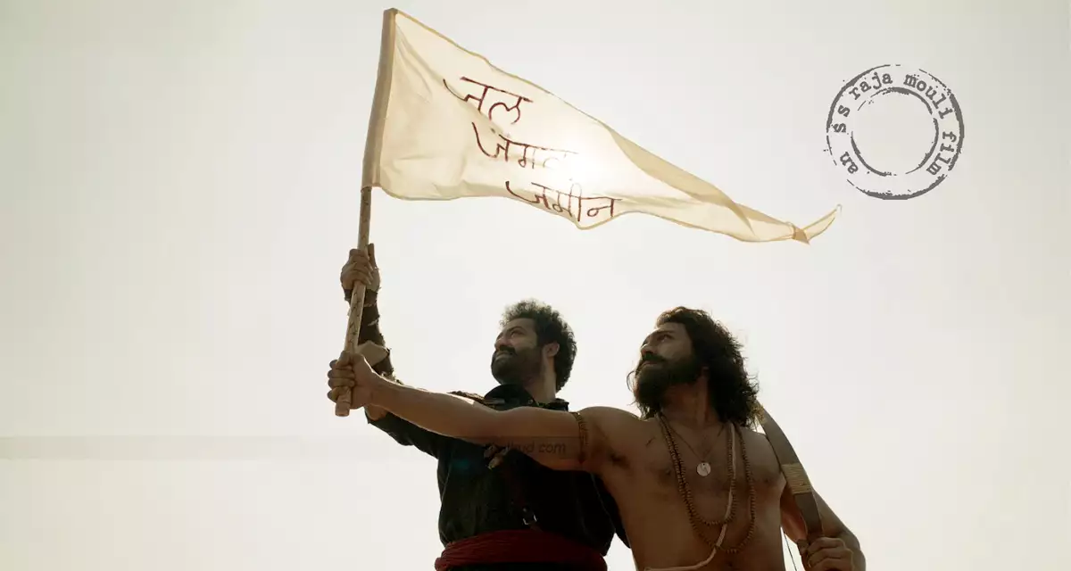 RRR_빔과 라주의 깃발 든 사진