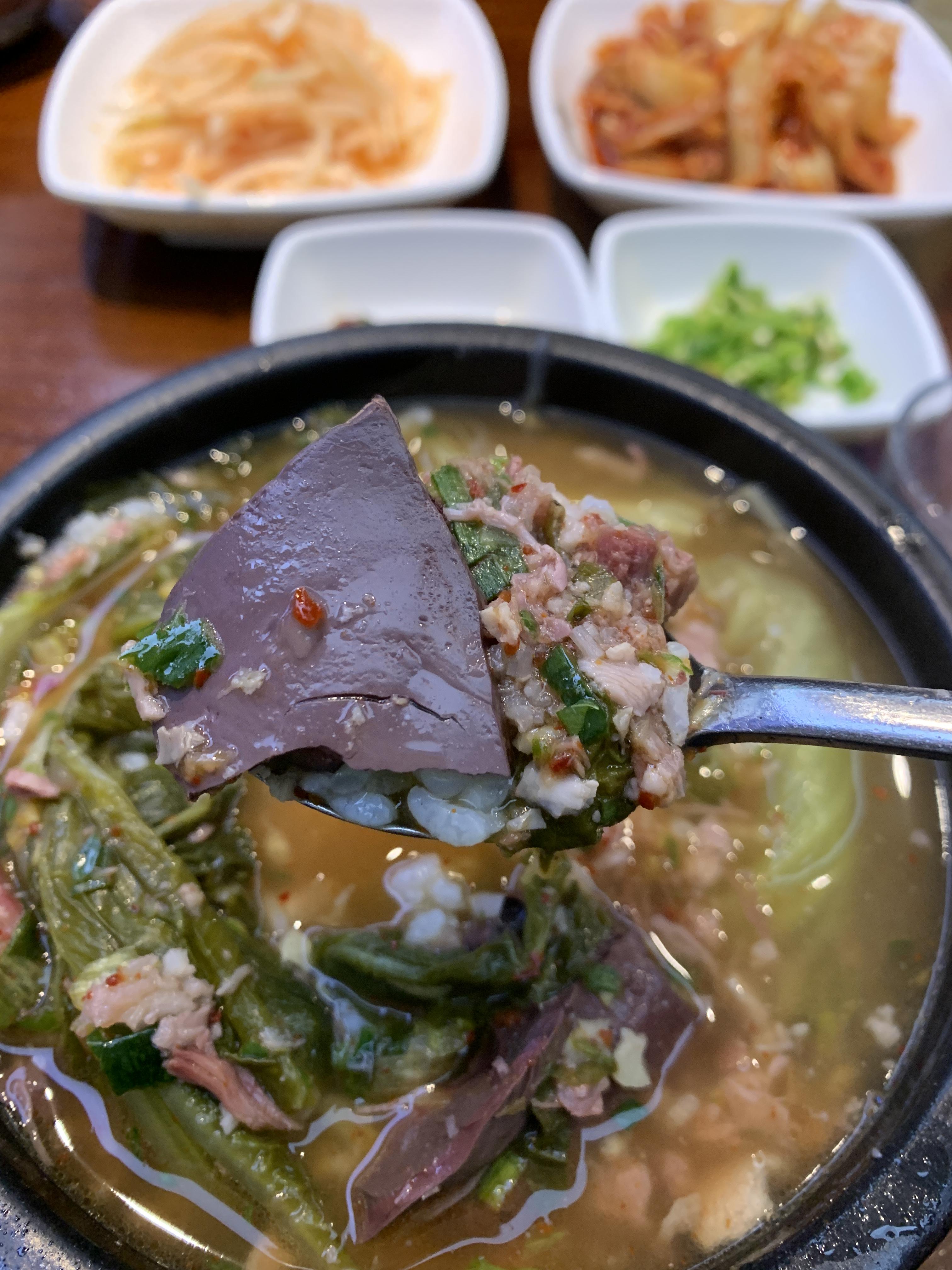 해장국에 그득한 선지